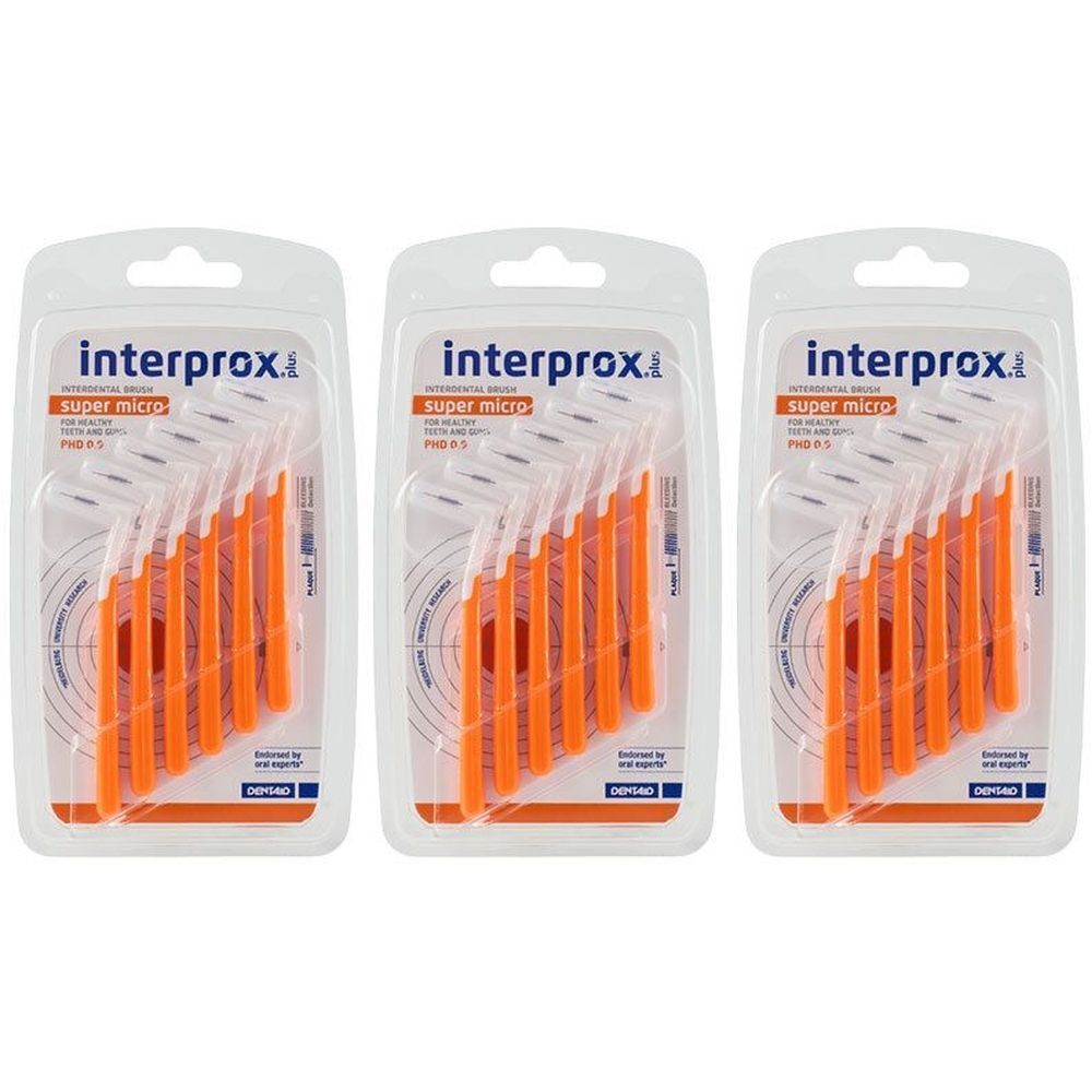 Trois blisters de brossettes interdentaires orange. Chaque paquet contient plusieurs brosses avec une tête de poils blancs.