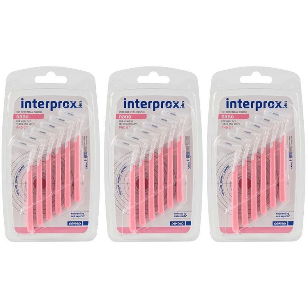 Trois blisters de brosses interdentaires roses. Chaque paquet contient plusieurs brosses avec un manche blanc.