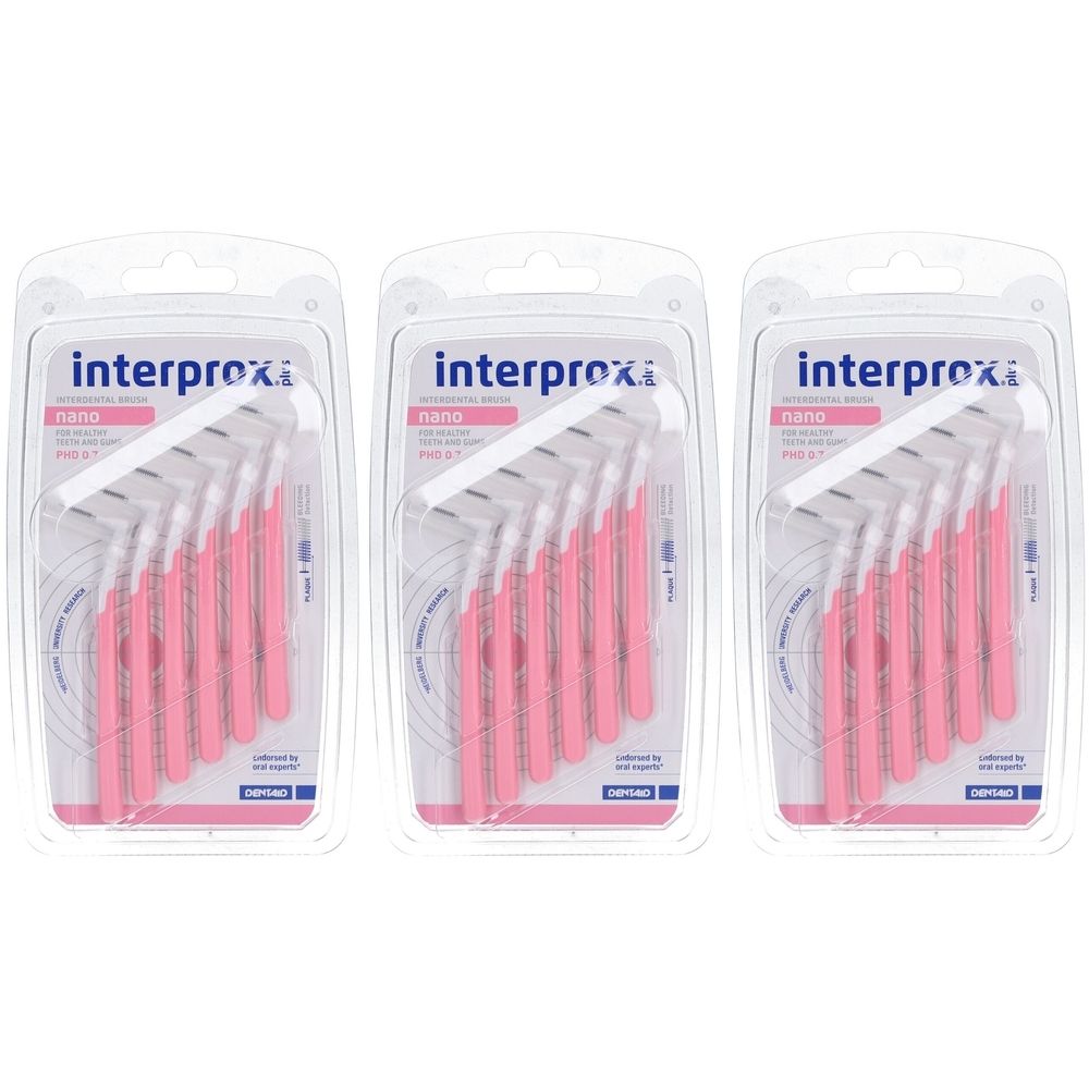 Trois blisters de brosses interdentaires roses. Chaque paquet contient plusieurs brosses avec un manche blanc.