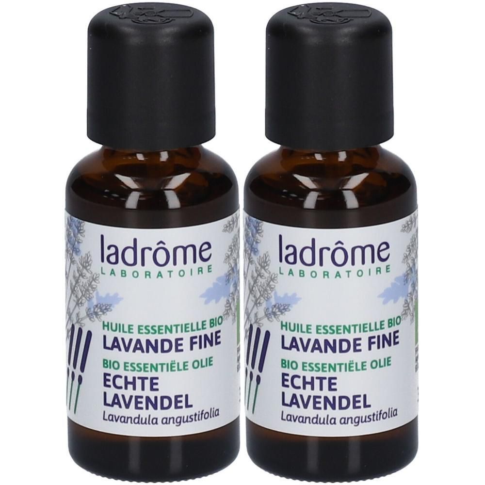 Zwei braune Glasflaschen mit schwarzem Verschluss. Etikett mit Text: "ladrôme laboratoire", "Huile essentielle bio Lavande Fine".