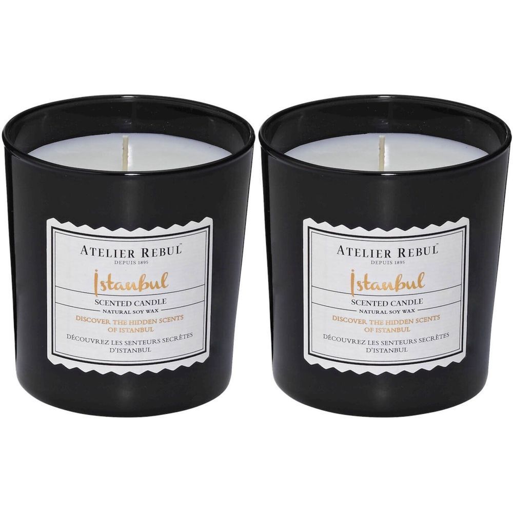 Deux bougies noires avec cire blanche et étiquette. Inscription : ATELIER REBUL Istanbul Scented Candle.