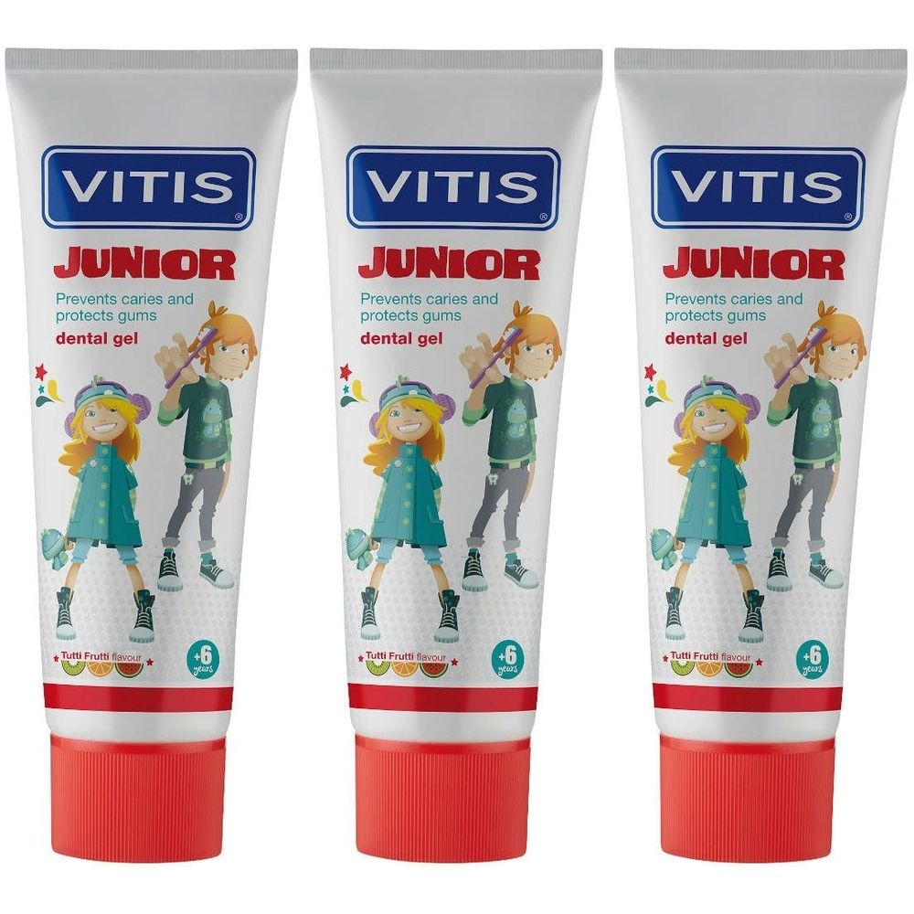 Drei Tuben VITIS Junior Zahnpasta. Weiße Tuben mit rotem Verschluss. Aufdruck mit Logo, Kinderabbildung und Text.