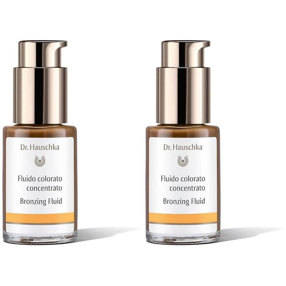 Zwei Flakons mit Bräunungsfluid. Glasflaschen mit goldenen Pumpköpfen und Etiketten mit Produktbezeichnung.