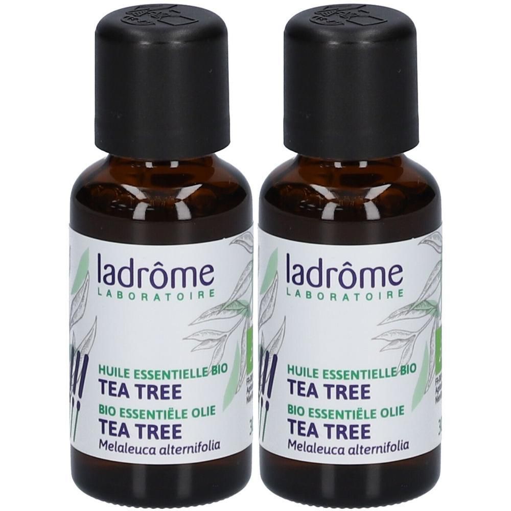 Zwei braune Glasflaschen mit schwarzem Verschluss. Etikett mit Text: Ladrôme, Tea Tree Bio, ätherisches Öl.