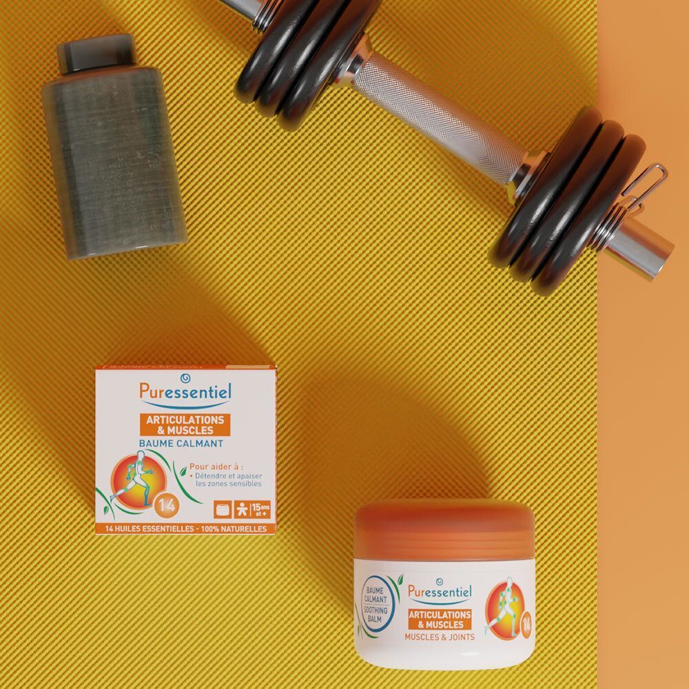 Balsam-Tiegel und Schachtel neben Hantel und Schwamm. Aufschrift: Articulations & Muscles, Baume Calmant. 14 ätherische Öle.