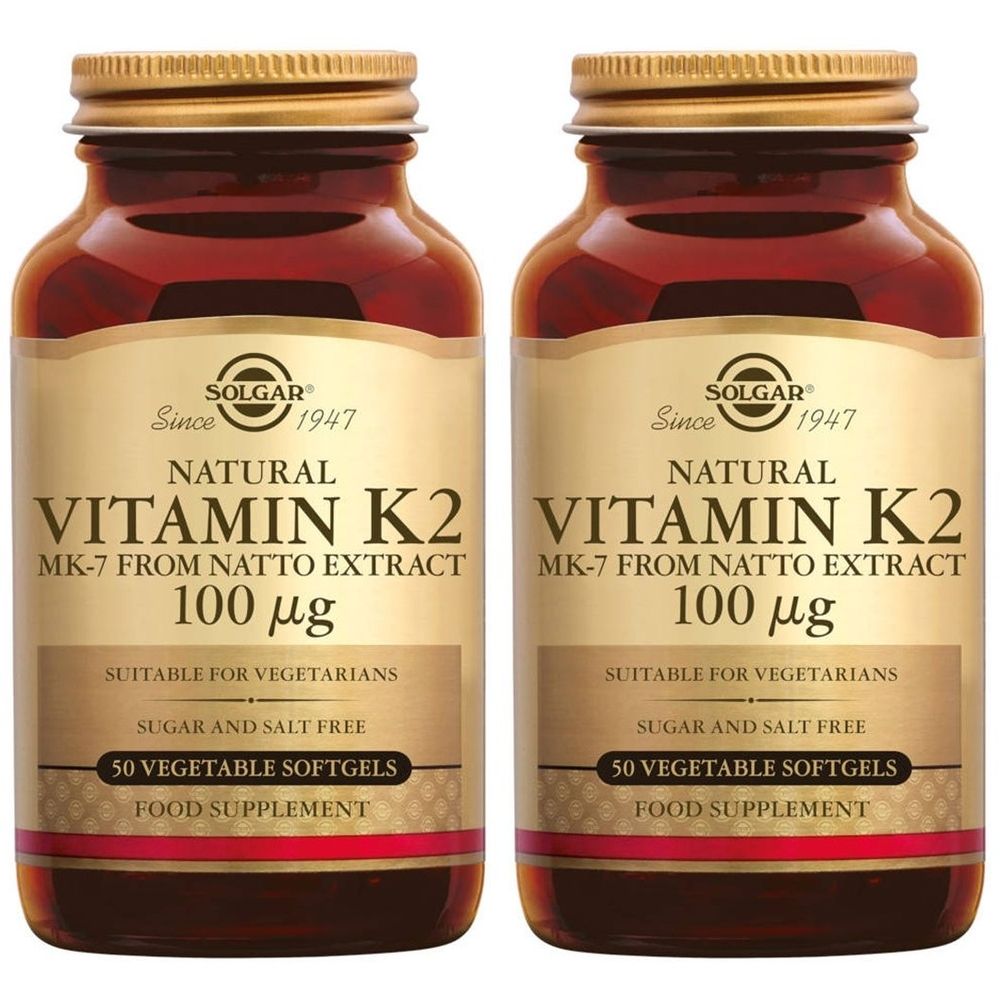 Zwei Flaschen mit Vitamin K2-Nahrungsergänzungsmittel. Aufschrift: Solgar, Vitamin K2, 100 mcg, 50 Softgels. Geeignet für Vegetarier.