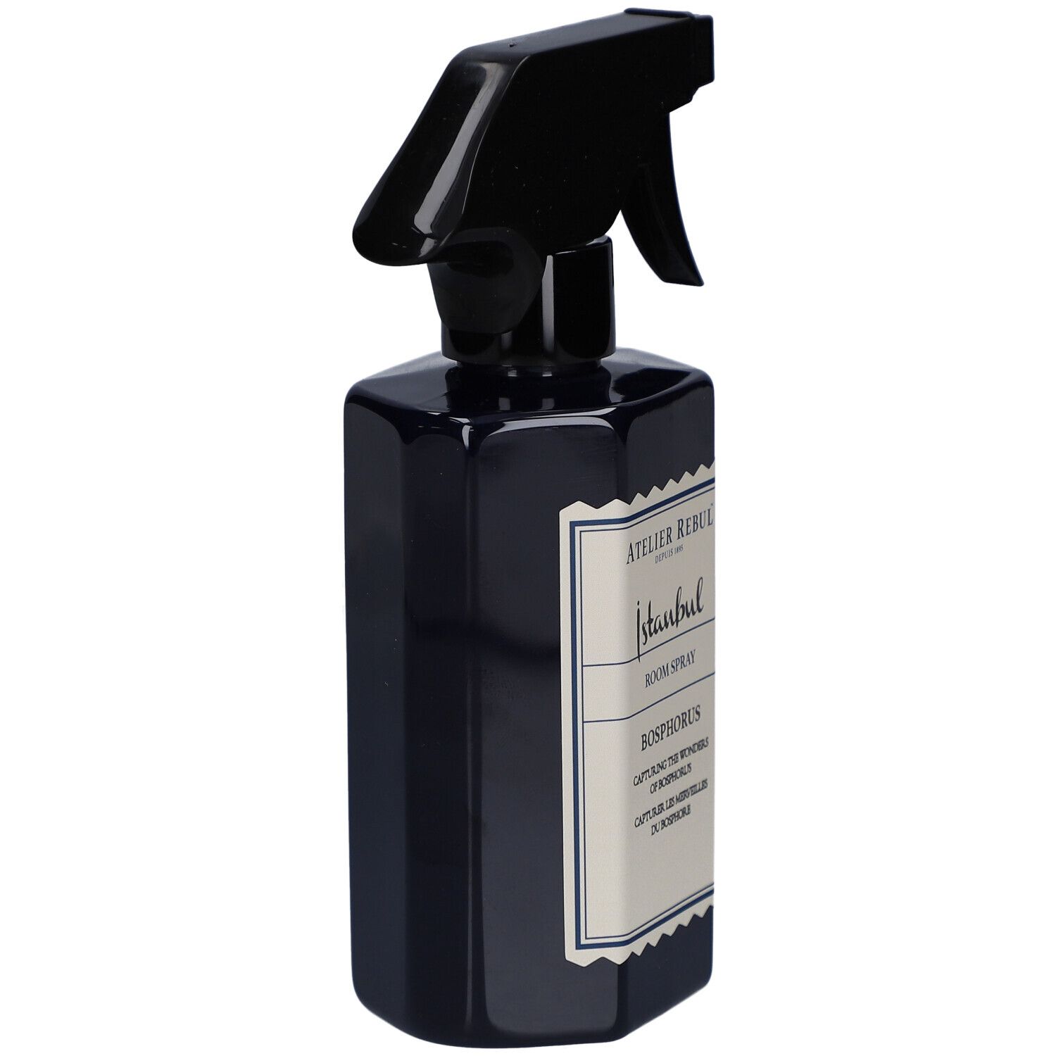 Dunkelblaue Sprühflasche, Seitenansicht. Schwarzer Sprühkopf. Etikett mit Text: Atelier Rebul Istanbul, Room Spray, Bosphorus.