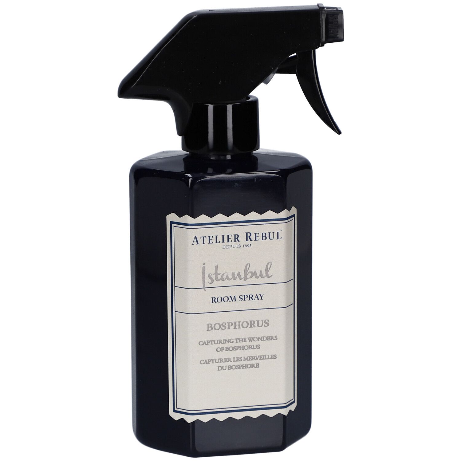 Dunkelblaue Sprühflasche mit schwarzem Sprühkopf. Etikett mit Text: Atelier Rebul Istanbul, Room Spray, Bosphorus.