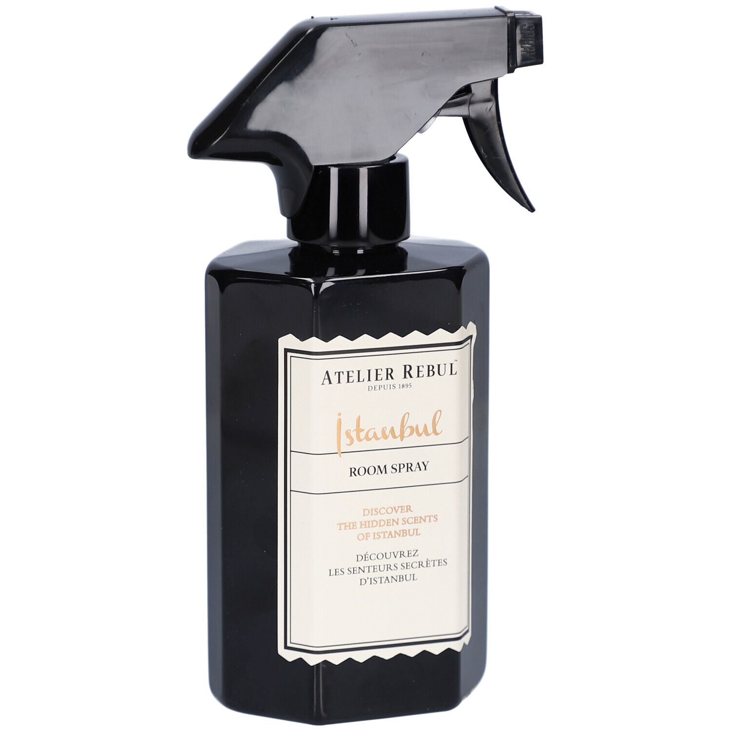 Schwarze Sprühflasche mit weißem Etikett. Auf dem Etikett steht "Atelier Rebul Istanbul Room Spray".