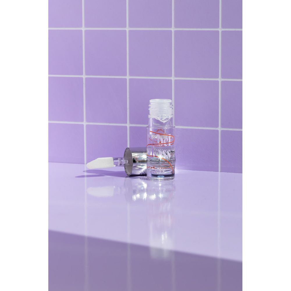 Produit avec applicateur sur carrelage violet. Inscription Rebel Gloss.