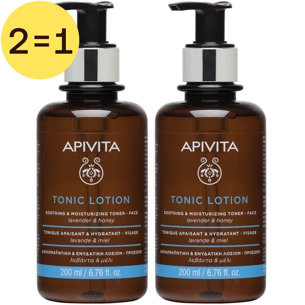 Zwei braune Flaschen mit schwarzem Pumpkopf. Aufschrift: APIVITA, Tonic Lotion, Lavendel & Honig. Gelber Kreis mit "2=1".