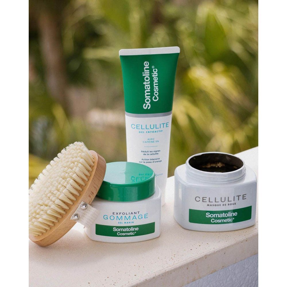 Divers produits cosmétiques: gommage, crème, brosse. Inscription: Somatoline Cosmetic.