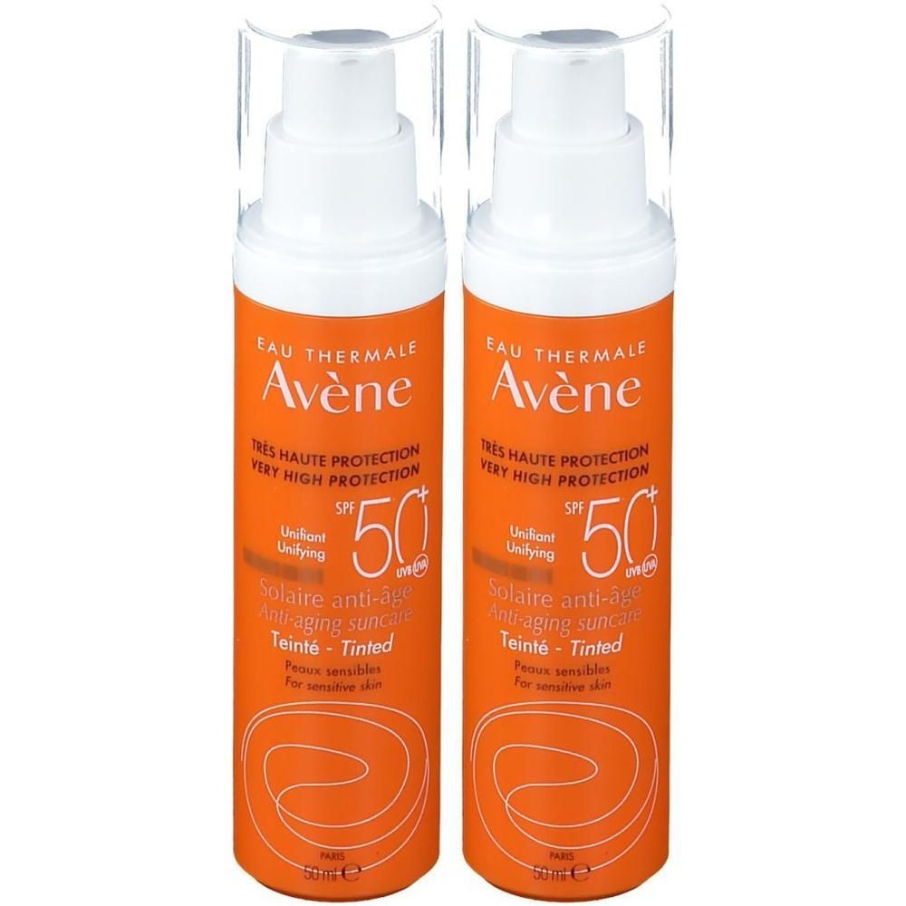 Zwei Flaschen Avène Solaire Anti-Age getönt LSF 50+. Orangefarbene Flaschen mit weißem Pumpkopf. Text: Très Haute Protection, SPF 50+.