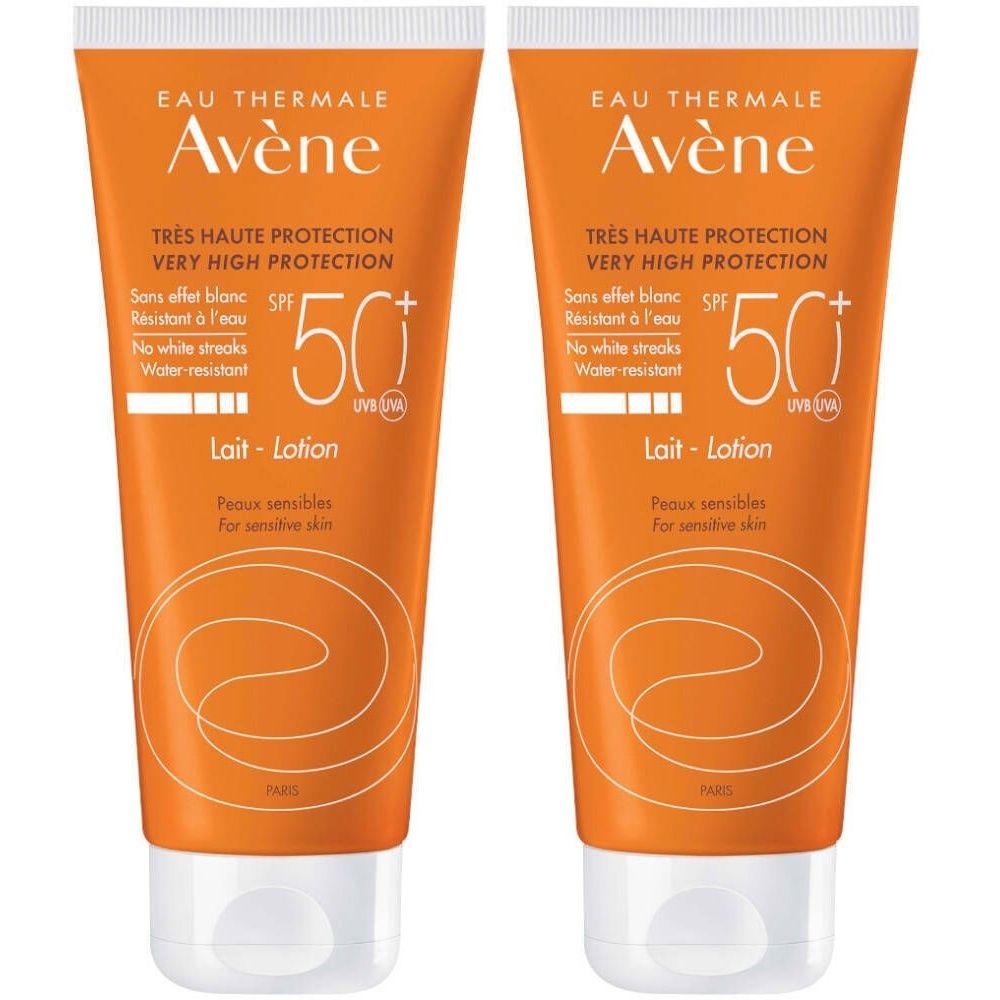 Zwei Tuben Sonnenmilch. Orangefarbene Tuben mit weißem Deckel. Aufschrift: Avène, LSF 50+, Lait-Lotion, für empfindliche Haut.
