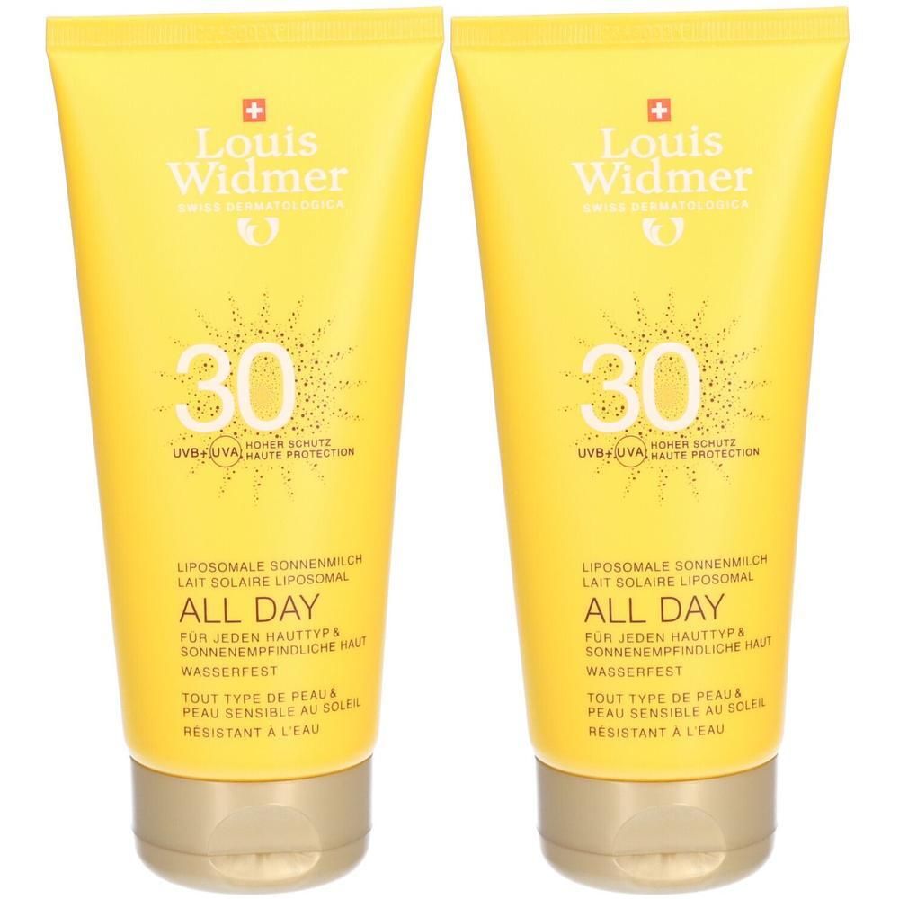 Zwei gelbe Tuben Louis Widmer All Day IP30 Sonnenmilch. Aufschrift: 30, All Day, für sonnenempfindliche Haut. Schweizer Kreuz.