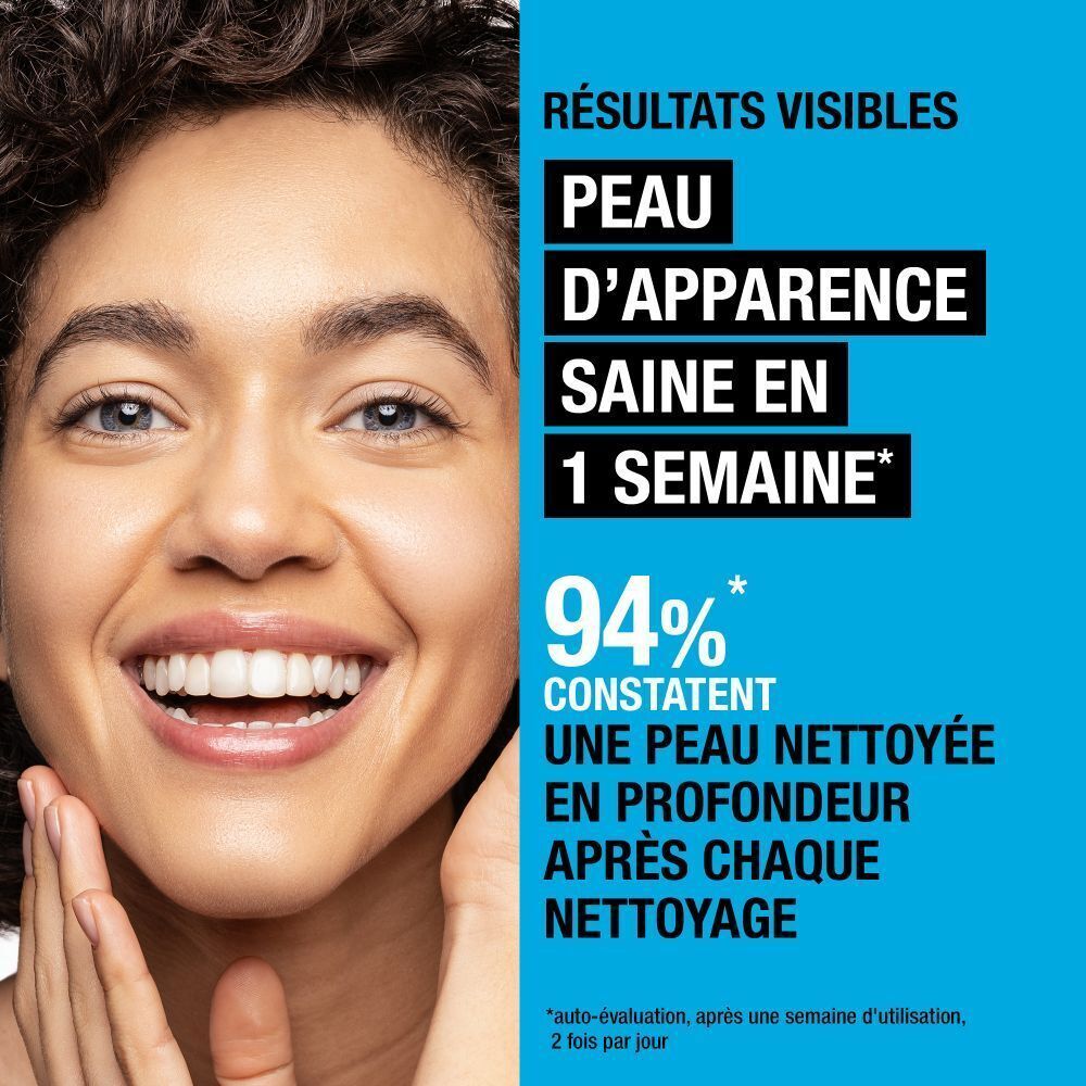 Une bouteille Neutrogena Hydro Boost Eau Micellaire. Bouteille bleue avec bouchon blanc. Texte : 3-en-1 Eau Micellaire.