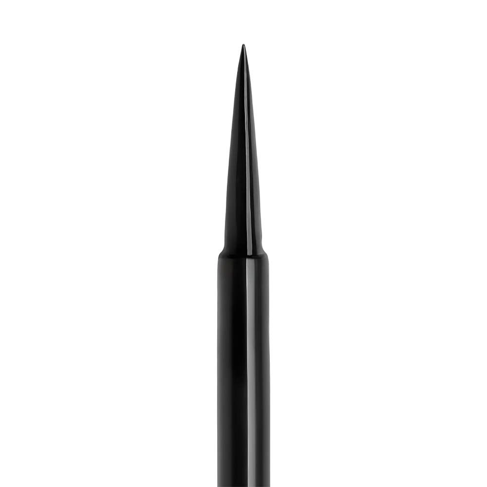 Vue détaillée de la pointe noire de l'eye-liner.