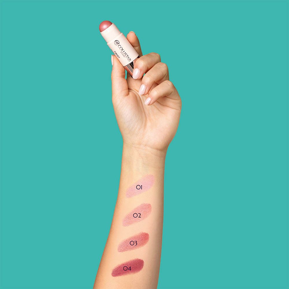 Bras avec échantillons de blush. Marque Collistar Milano. Quatre teintes sur la peau, clair à foncé.