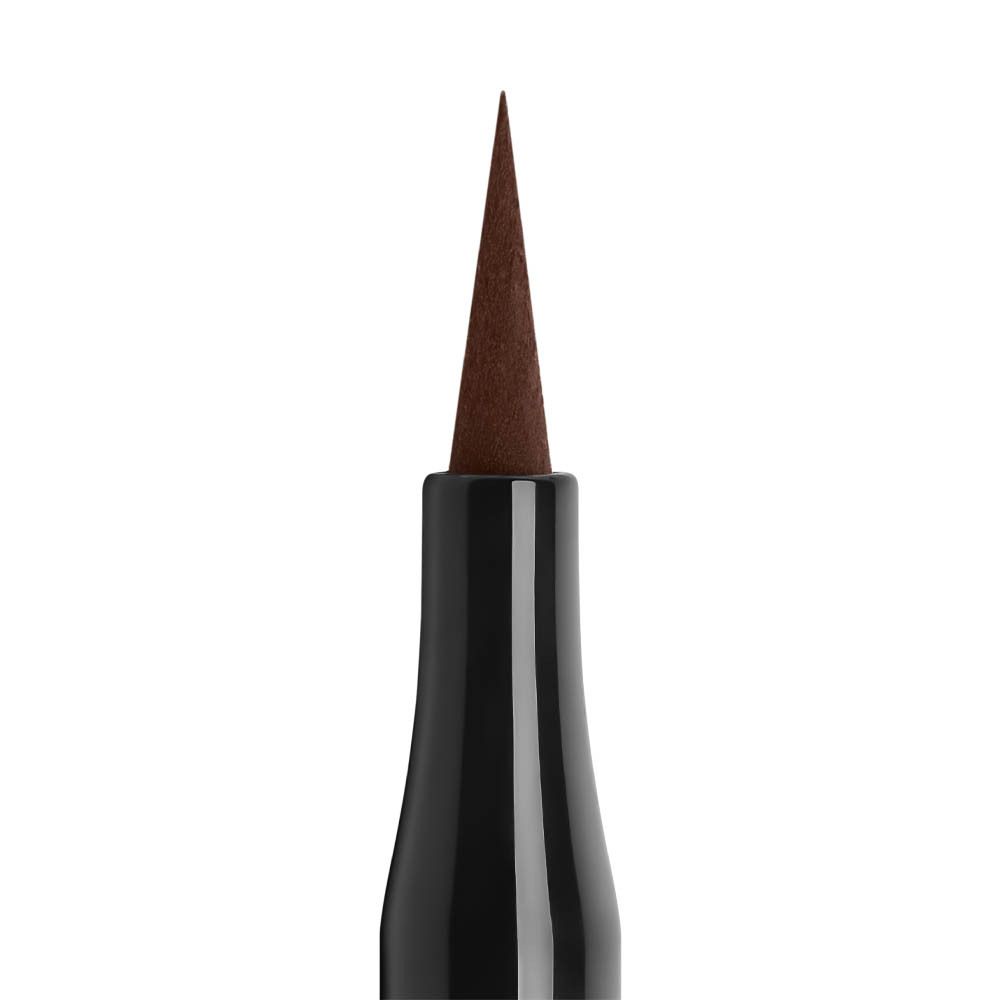 Gros plan de la pointe marron d'un eye-liner noir Collistar.