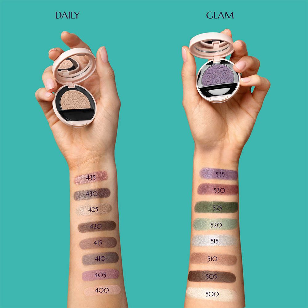 Mains avec nuanciers. Palettes Daily et Glam. Différentes teintes, dont 505 Bronzo Shimmer.