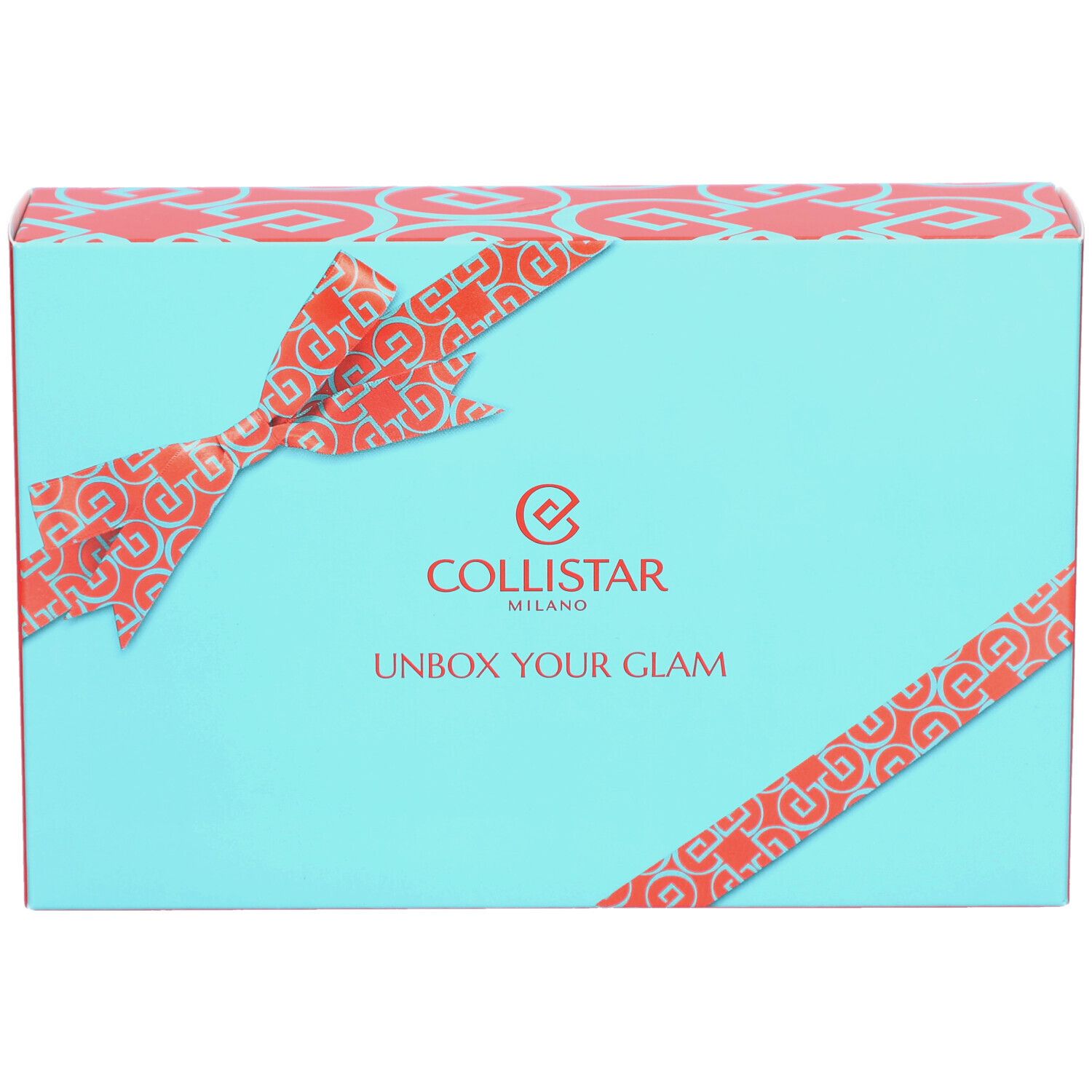 Coffret turquoise avec ruban rouge et logo. Inscription: UNBOX YOUR GLAM. Marque: Collistar Milano.