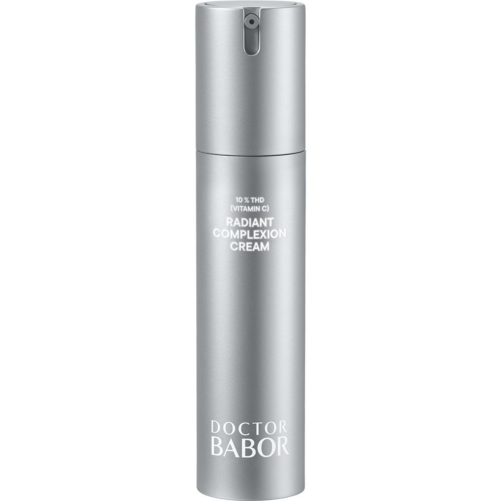 Silberne Flasche mit Dosierkopf. Aufschrift: Doctor Babor. Produktname: Radiant Complexion Cream.