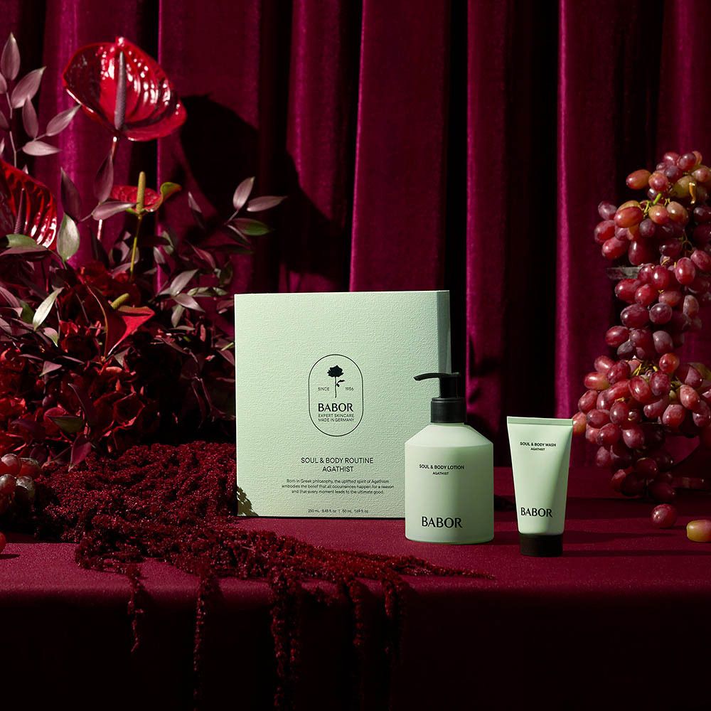 Ensemble de produits avec emballage, lotion et gel douche. Logo rose et texte BABOR. Texte : Soul & Body Routine Agathist.