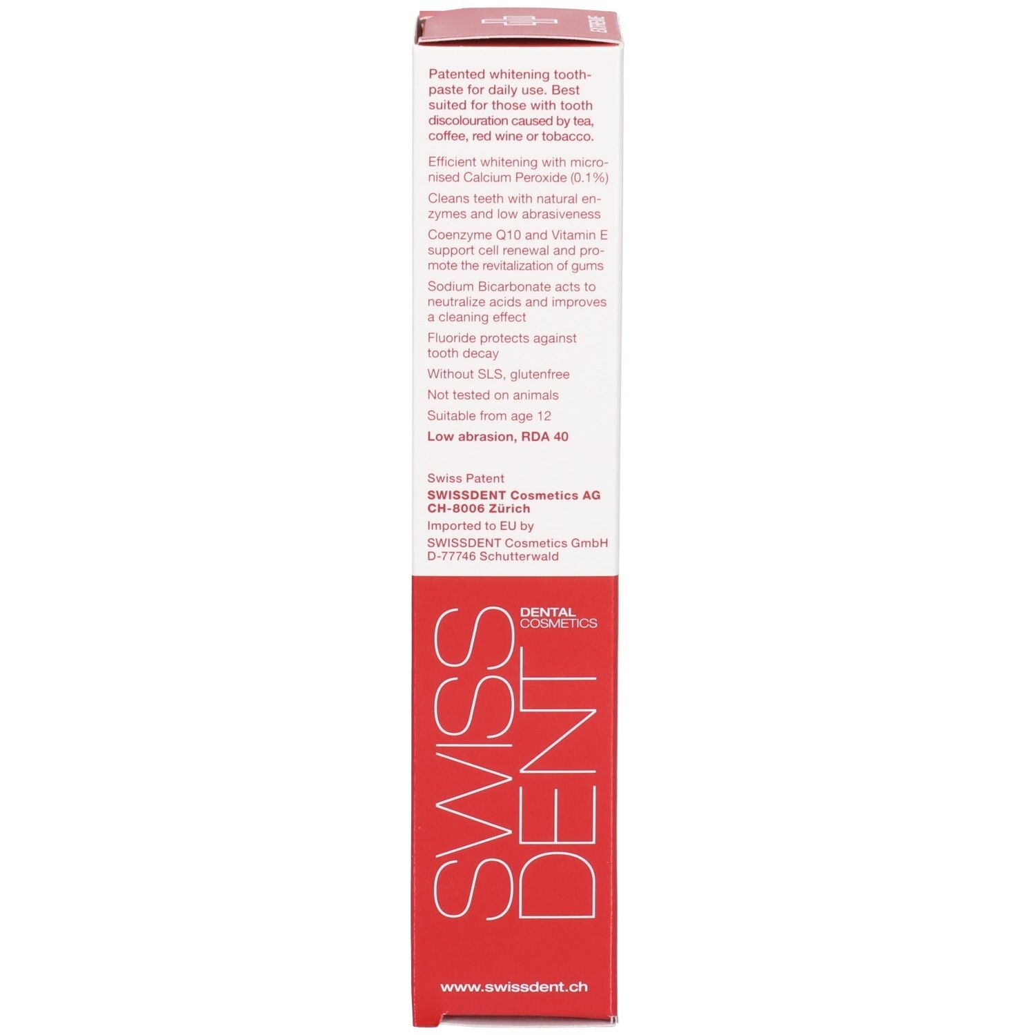 Schachtel, weiß-rot. Text: Patented whitening toothpaste. Geeignet ab 12 Jahren. Ohne SLS, glutenfrei. www.swissdent.ch.