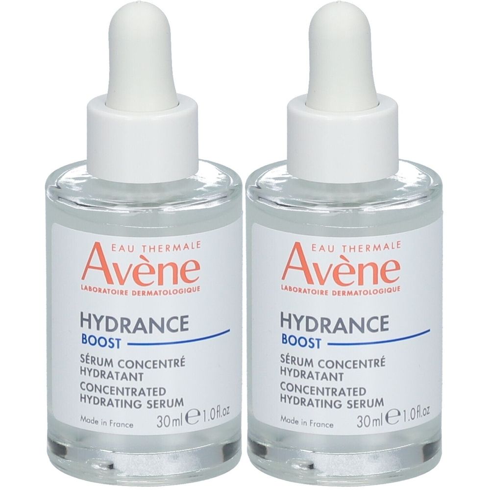Deux flacons de sérum AVENE Hydrance Boost. Flacons en verre transparent avec bouchon blanc et pipette. Étiquette avec informations.