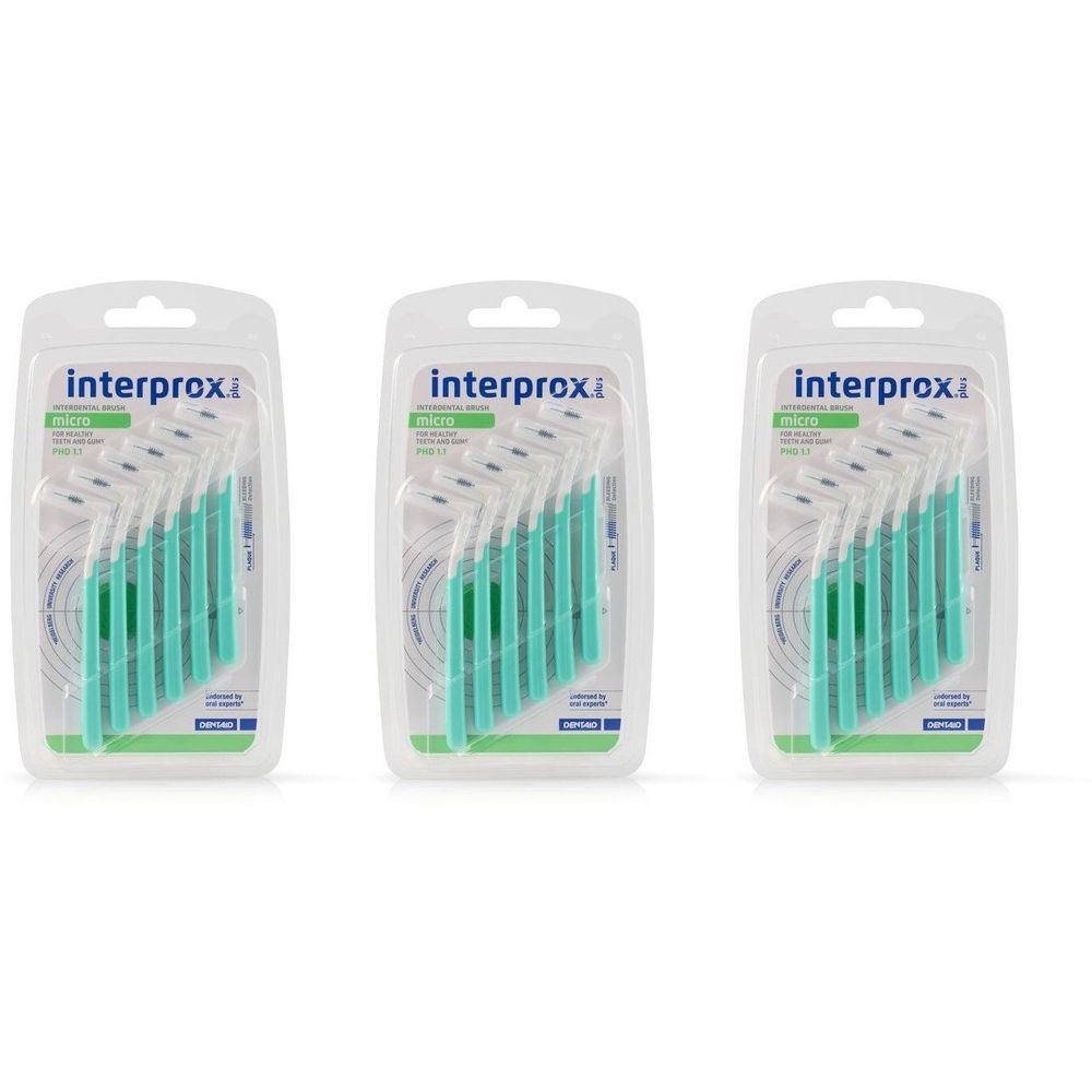 Drei Blisterpackungen mit grünen Interdentalbürsten. Jede Packung enthält mehrere Bürsten mit weißem Griff und grünem Borstenkopf.