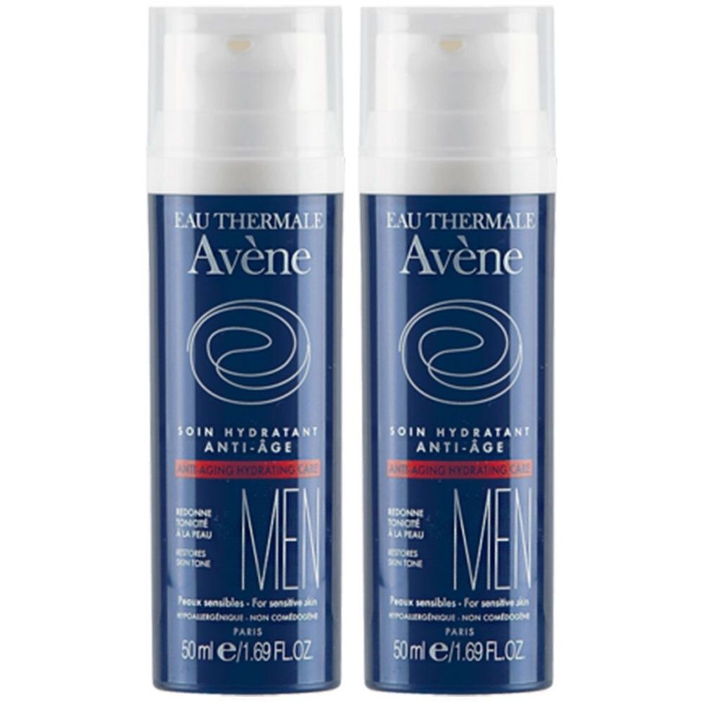 Zwei Flaschen Avène MEN Anti-Aging Feuchtigkeitspflege. Blaue Flaschen mit weißem Pumpkopf. Produktbezeichnungen und Logo sind aufgedruckt.