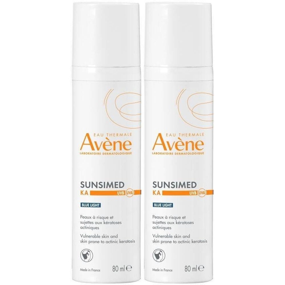 Zwei weiße Sprühflaschen mit Aufschrift Avène SUNSIMED KA. Text: Peaux à risque et sujettes aux kératoses actiniques. 80 ml.