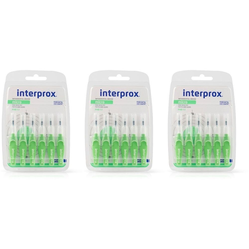 Drei Blisterpackungen mit Interdentalbürsten. Jede Packung enthält mehrere Bürsten mit grünen Griffen. Die Marke Interprox ist sichtbar.