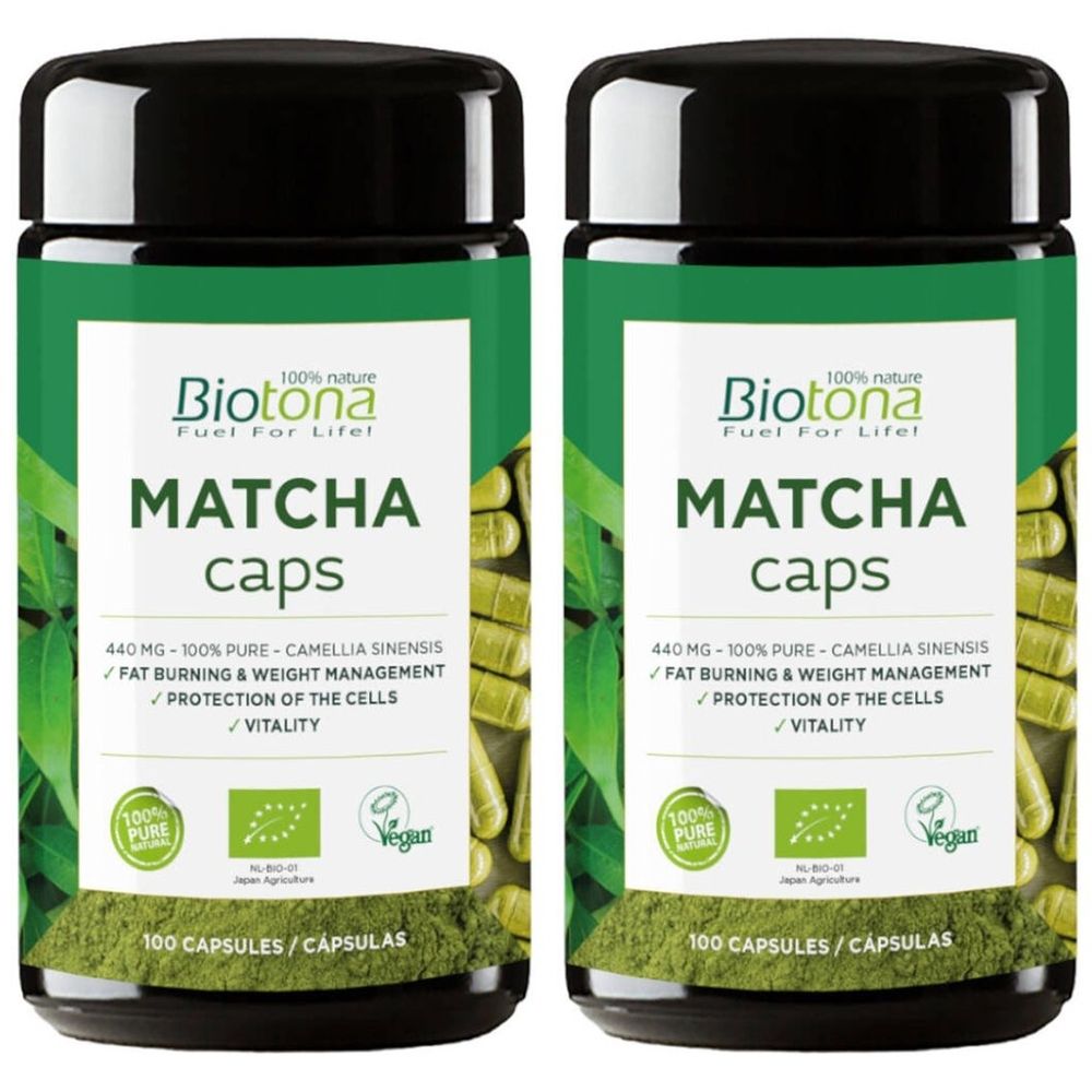 Deux boîtes vertes avec couvercles noirs. Inscription: Biotona Matcha caps. Contient 100 capsules. Avec labels Vegan et Bio.