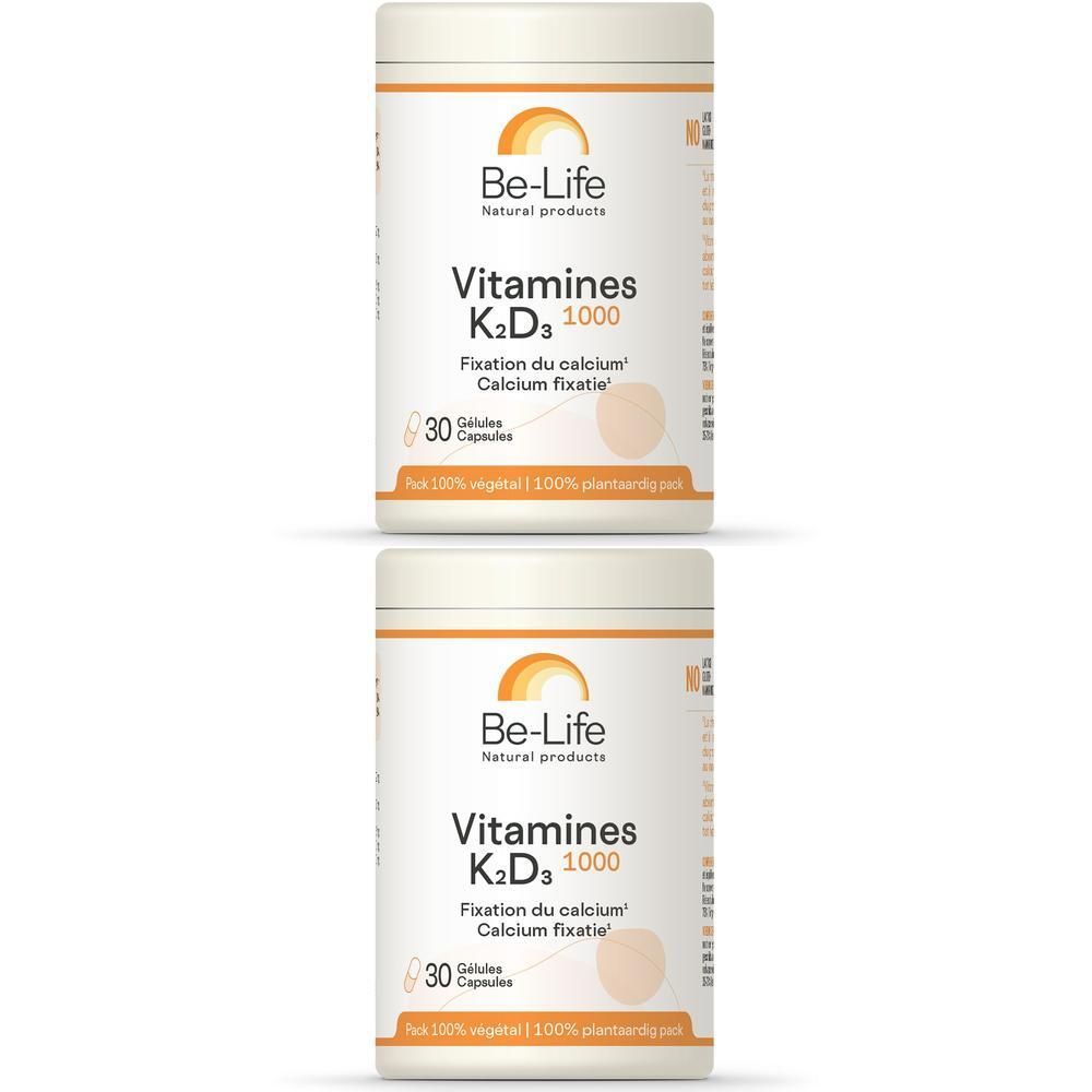 Zwei weiße Behälter mit Etikett. Aufschrift: Be-Life, Vitamin K2 D3 1000, 30 Kapseln. Orangefarbenes Logo.