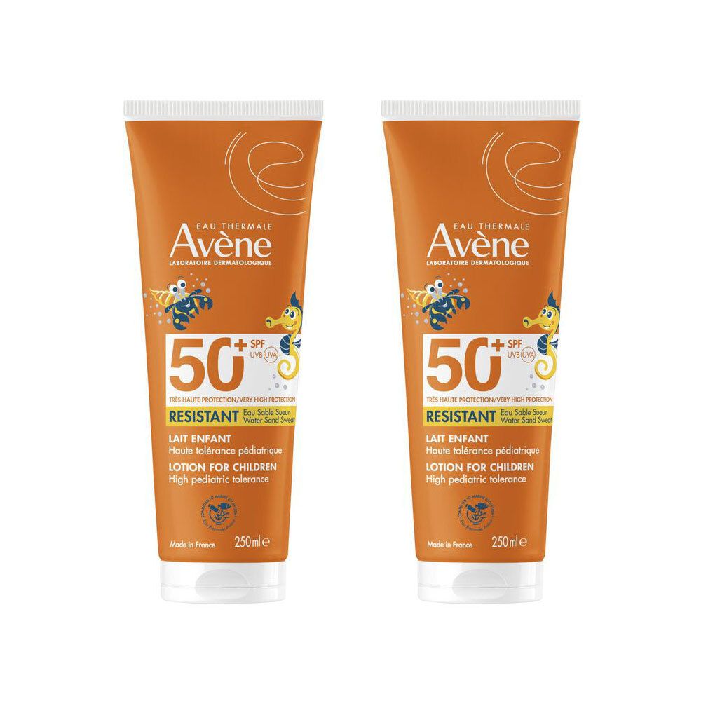 Zwei Tuben Avène Kinder-Sonnenmilch SPF 50+. Orangefarbene Tuben mit weißem Deckel. Aufschrift: 50+ SPF, RESISTANT, LAIT ENFANT, LOTION FOR CHILDREN.