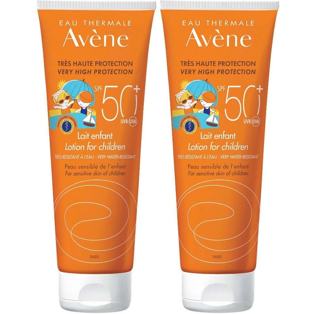 Zwei Tuben Sonnencreme. Orangefarbene Tuben mit weißem Deckel. Aufschrift: Avène, SPF 50+, Lait enfant, für empfindliche Kinderhaut.