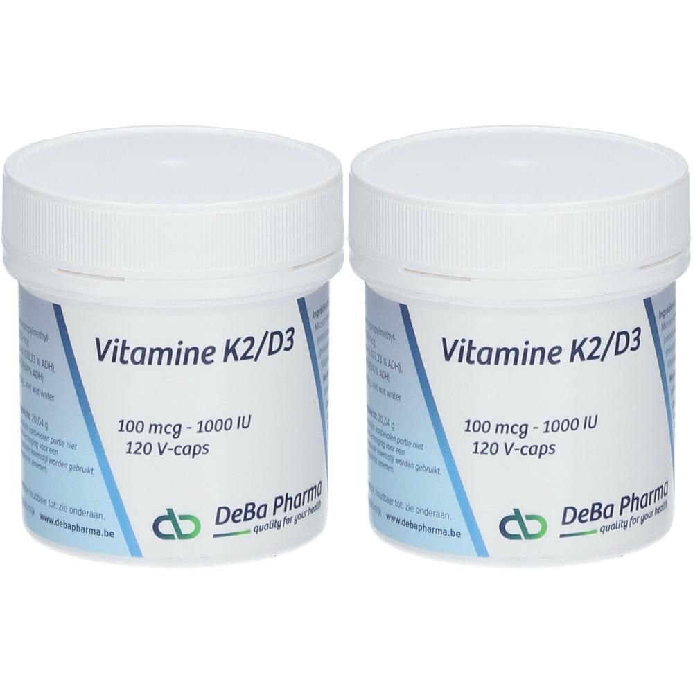 Zwei weiße Behälter mit blauer Aufschrift: Vitamine K2/D3, 100 mcg - 1000 IU, 120 V-caps. DeBa Pharma Logo.