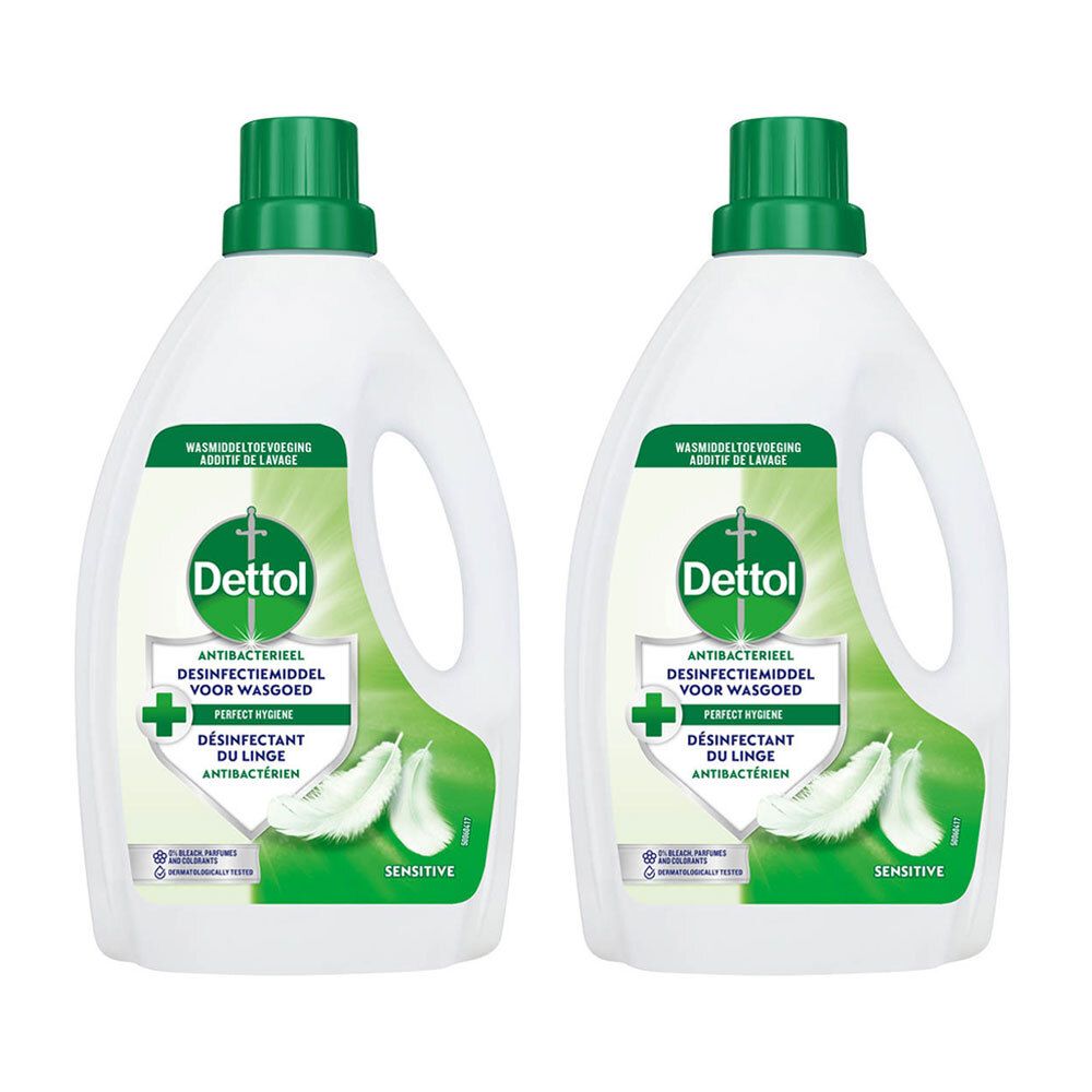 Deux bouteilles blanches de Dettol Wäschepflege Sensitive. Bouchons et étiquettes verts. Inscription : Antibactérien, désinfectant pour le linge.