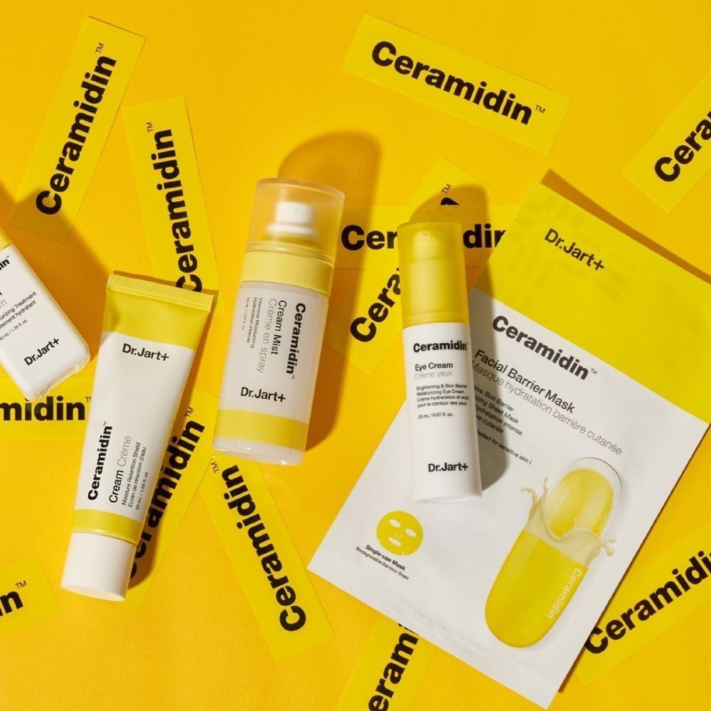 Fond jaune avec divers produits Dr.Jart+ Ceramidin. Comprend: masque, crème, sérum, brume et autocollants.