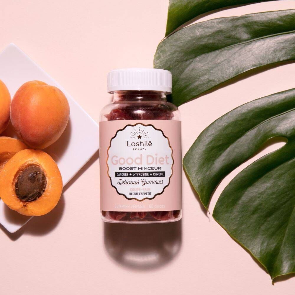 Une bouteille de gummies et gummies en forme d'étoiles. Fond rose.