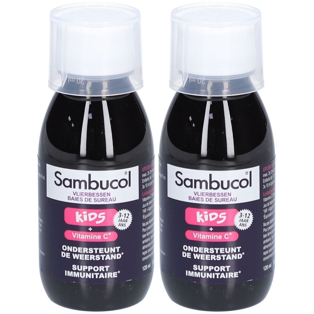 Deux flacons de sirop noir avec bouchon blanc. Inscription: Sambucol Kids + Vitamine C. Recommandé pour les enfants de 3-12 ans.
