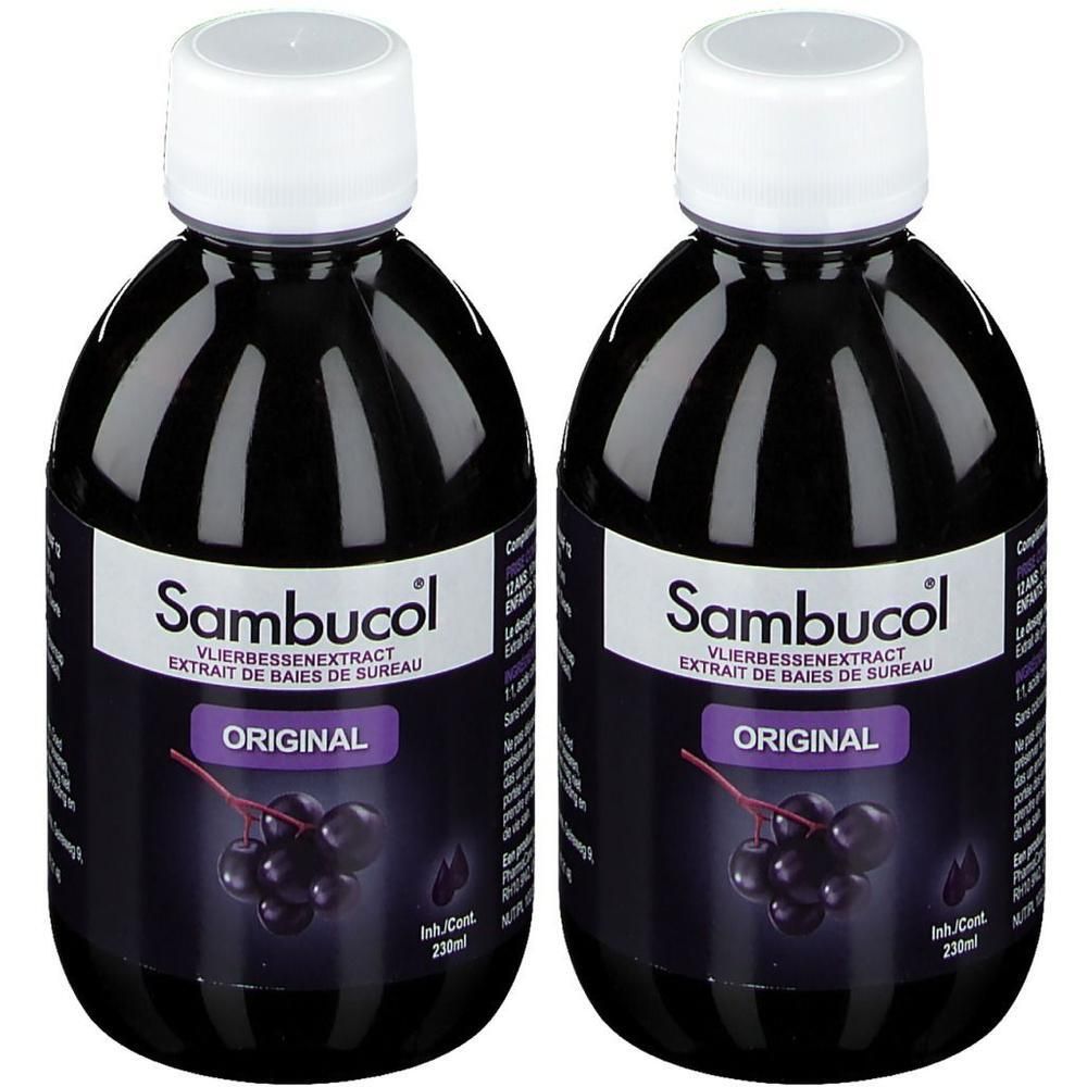 Deux flacons de sirop Sambucol Original. Liquide noir dans des bouteilles rondes avec bouchon blanc. Étiquette avec nom et illustration.