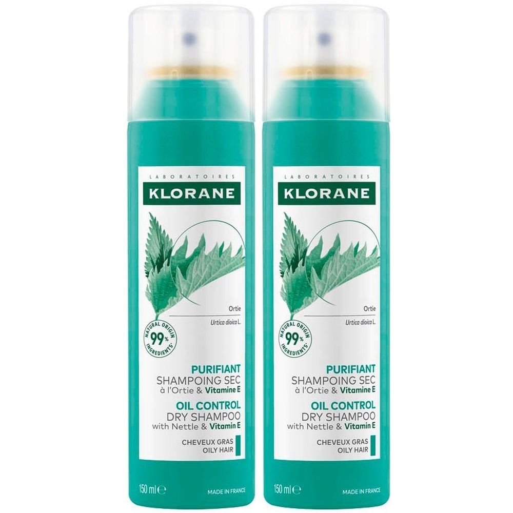 Deux flacons spray verts avec étiquette blanche. Inscription : Klorane Shampooing sec à l'ortie. Cercle jaune "1+1".