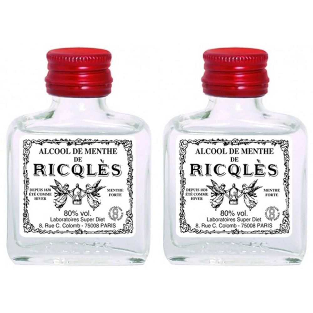 Zwei kleine, quadratische Flaschen mit rotem Verschluss. Etikett mit Text: ALCOOL DE MENTHE, RICQLES, 80% vol.