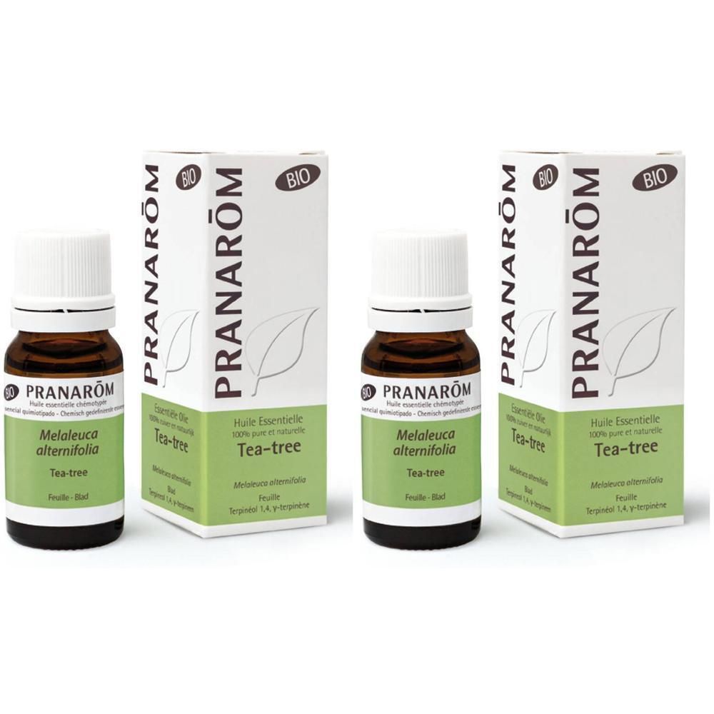 Zwei Flaschen und Verpackungen. Aufschrift: PRANAROM, Tea-tree, Melaleuca alternifolia. Bio-Zertifizierung.