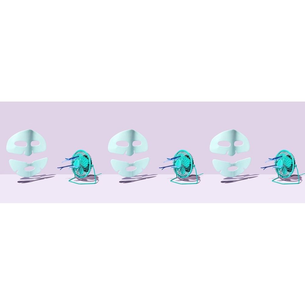 Plusieurs parties de masques faciaux et petits ventilateurs. Masques bleu clair, divisés. Ventilateurs turquoise avec câbles. Sur fond lilas clair.