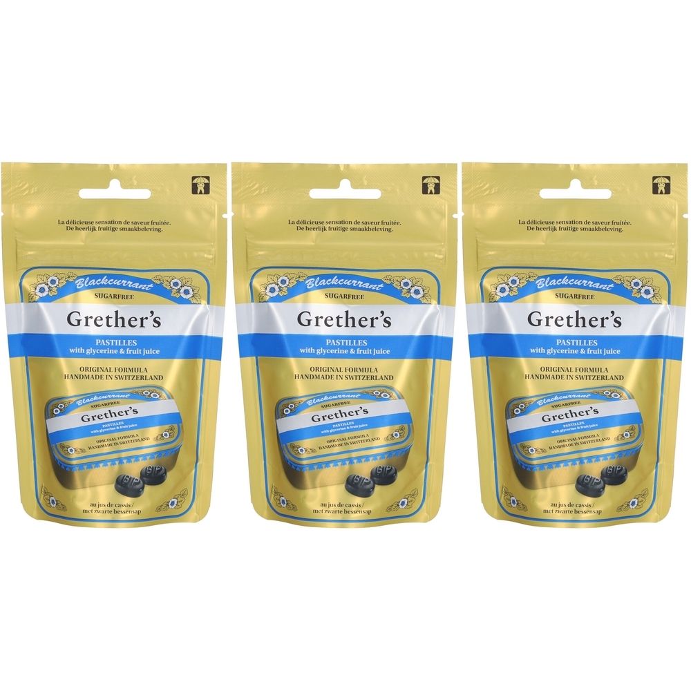 Drei Beutel Grether's Pastilles Cassis. Goldfarbene Verpackung mit blau-weißen Akzenten. Sichtbarer Schriftzug: Grether's, Blackcurrant.