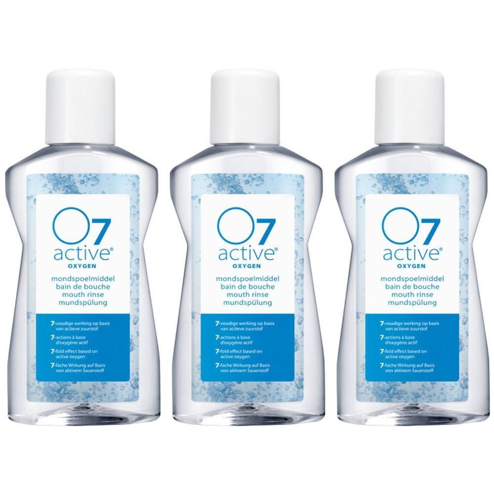 Drei Flaschen O7 active Mundspülung. Klare Flüssigkeit, weißer Deckel, blaues Etikett mit Produktinformationen.