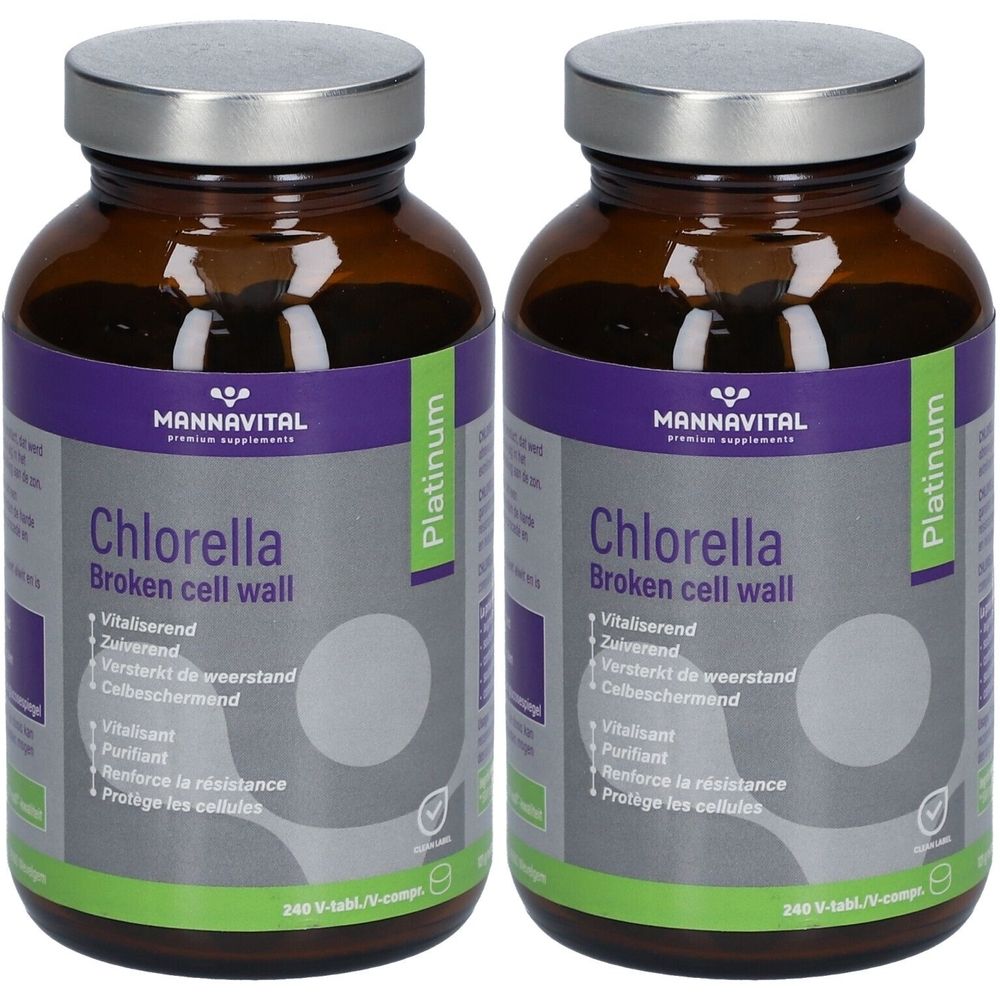 Zwei Flaschen Mannavital Chlorella Platinum. Braune Glasflaschen mit silbernen Deckeln und Etiketten mit Produktinformationen.